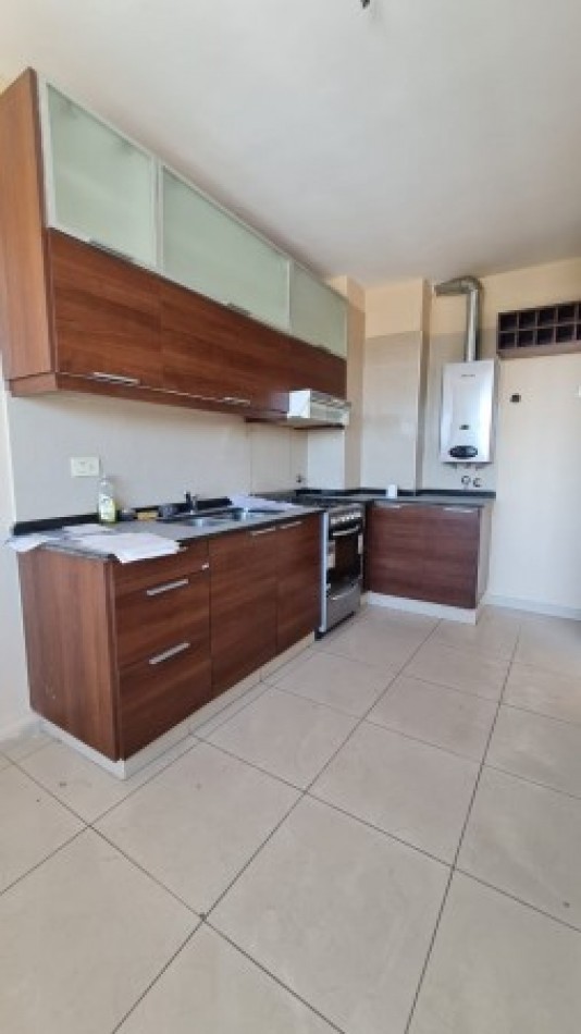 VENTA Impecable Departamento Semipiso Dos dormitorios . Cochera. Amenities. España y Pellegrini
