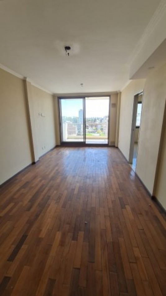 VENTA Impecable Departamento Semipiso Dos dormitorios . Cochera. Amenities. España y Pellegrini