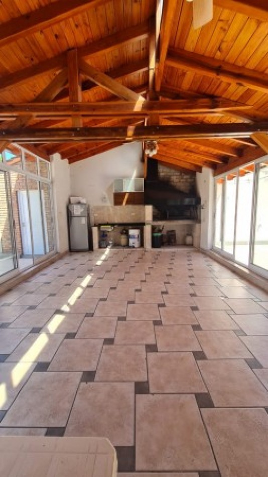 VENTA Impecable Departamento Semipiso Dos dormitorios . Cochera. Amenities. España y Pellegrini