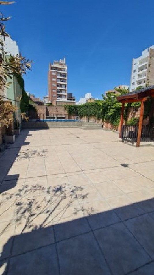 VENTA Impecable Departamento Semipiso Dos dormitorios . Cochera. Amenities. España y Pellegrini