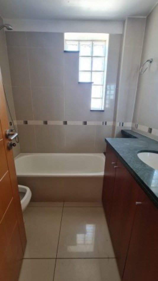 VENTA Impecable Departamento Semipiso Dos dormitorios . Cochera. Amenities. España y Pellegrini