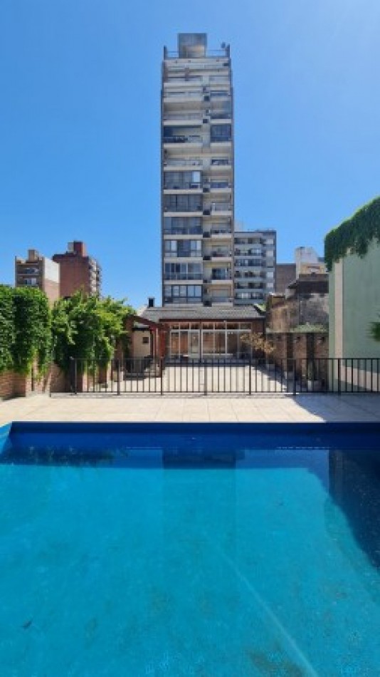 VENTA Impecable Departamento Semipiso Dos dormitorios . Cochera. Amenities. España y Pellegrini