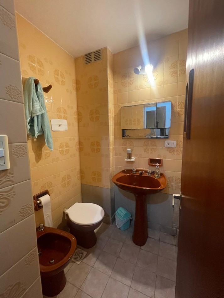 EN ALQUILER. Departamento 2 dormitorios En PB con dos PATIOS. MAIPU 1700
