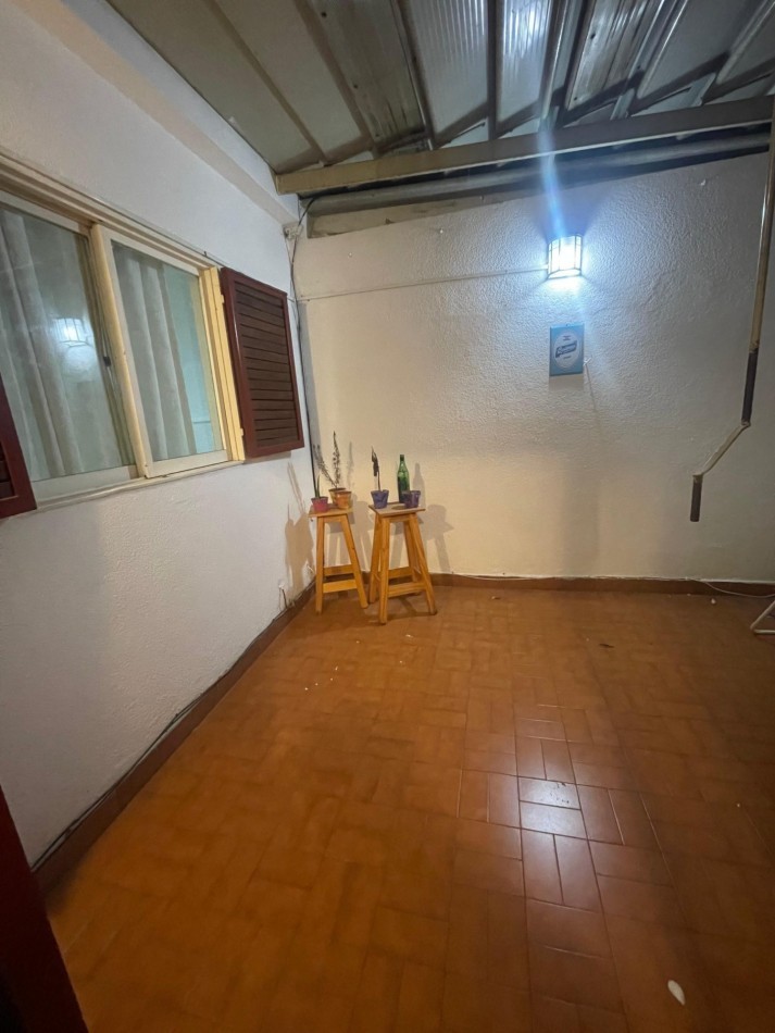 EN ALQUILER. Departamento 2 dormitorios En PB con dos PATIOS. MAIPU 1700