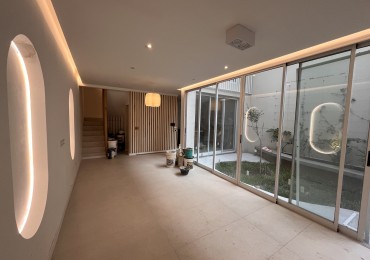VENTA CASA PASILLO reciclada a NUEVA, 3 DORMITORIOS, PISCINA, QUINCHO, PARRILLERO - BALCARCE 1400