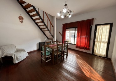 VENTA Interesante CASA en dos plantas, 4 dormitorios, patio, terraza - La Paz 3500