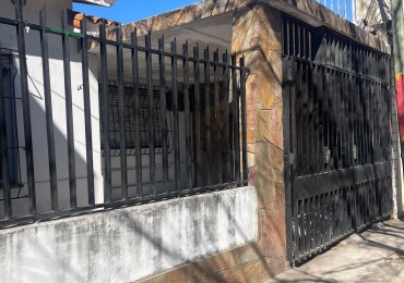 CASA EN ALQUILER. Dos dormitorios. Cochera. Patio con cesped. Parrillero. Laprida 4600