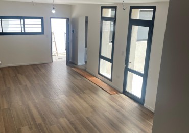 EN VENTA. departamento de pasillo recilado a nuevo. posiblidad de financiacion.  Paraguay 1900