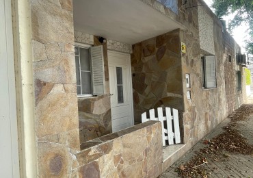 EN ALQUILER!! CASA con patio y terraza en zona sur. Gutierrez 1000