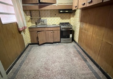 EN VENTA. Depto de pasillo en plata baja a reciclar. 2 DORMITORIOS. Con terraza. Galvez 2190