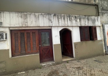 EN VENTA! CASA AL FRENTE A RECICLAR (Entrega 35.000 USD resto financiado). | SAN LORENZO 3500