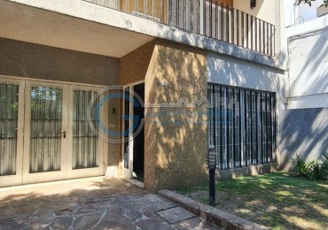 EN VENTA Importante CASA AL FRENTE en DOS PLANTAS - 3 DORMITORIOS - Patio, jardin - Callao 3300